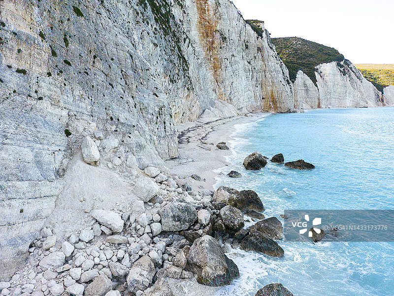 希腊凯法利尼亚岛的田园绿松石 Fteri 海滩岩石景观图片素材