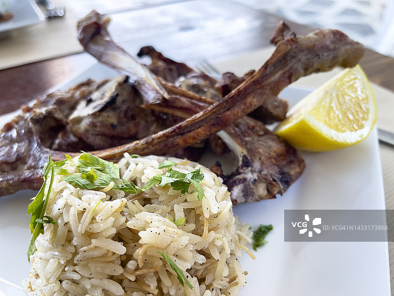 希腊羊排配茉莉香米，凯法利尼亚岛图片素材