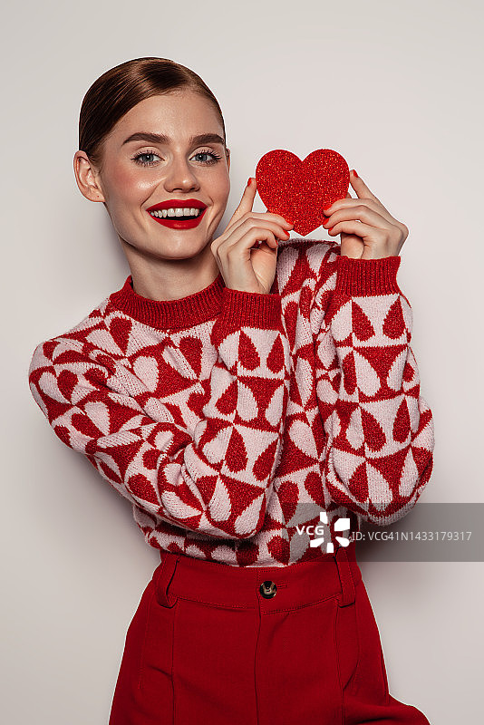 拿着礼品盒的美丽动情女人图片素材