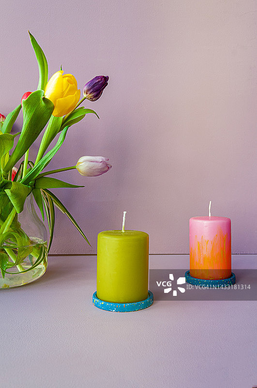 现代家居装饰场景：孟菲斯风格，水磨石杯垫，彩色柱状蜡烛和荷兰郁金香图片素材