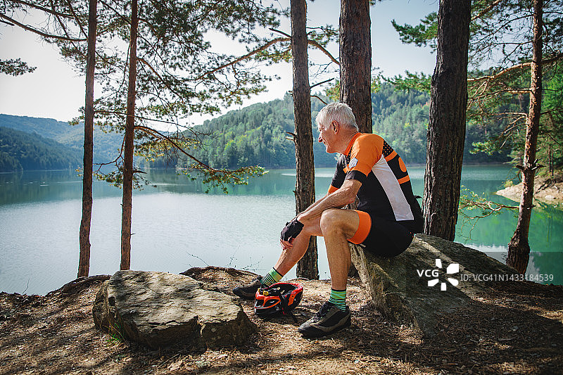 80多岁的男人在山里骑自行车图片素材