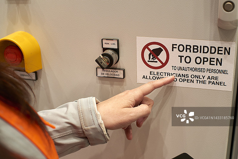 用食指指着安全告示的女人图片素材