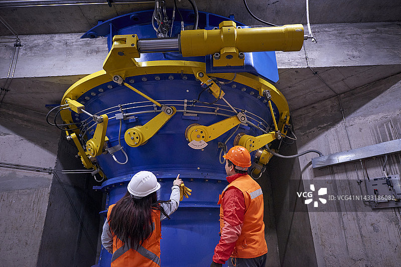 两名工程师目视检查涡轮机图片素材