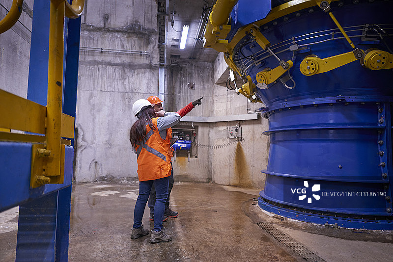 两名工程师目视检查涡轮机图片素材