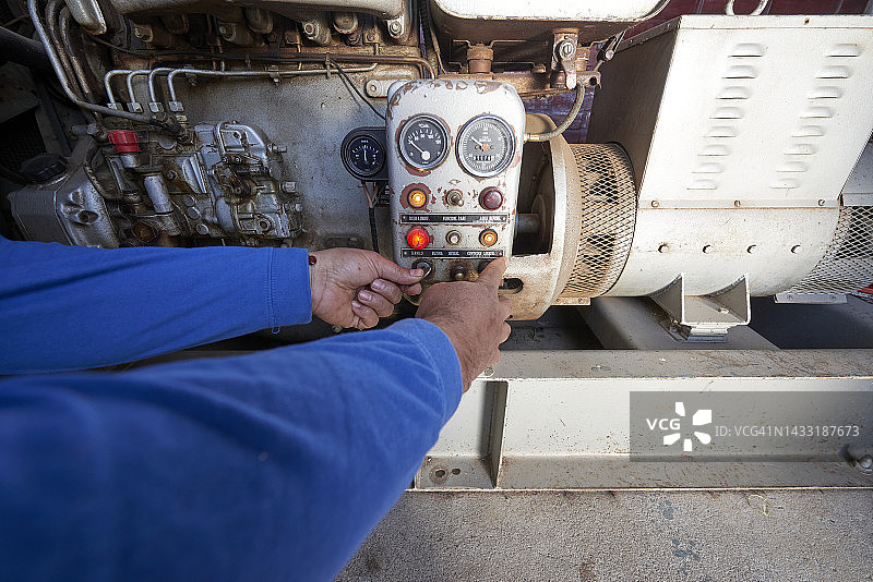 工程师启动应急发电机图片素材