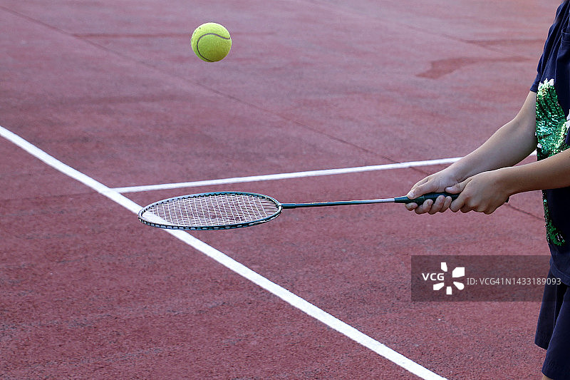 特写：网球拍击球瞬间图片素材