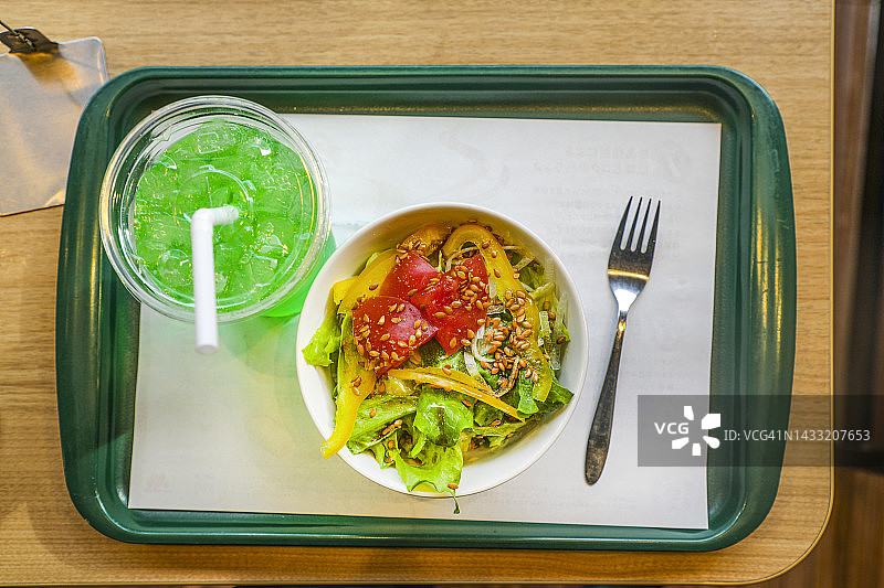 托盘中的沙拉和瓜汁图片素材