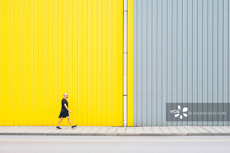 身穿运动服的男人在街上行走图片素材