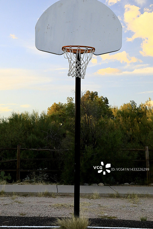 罚球线视角的篮球框图片素材