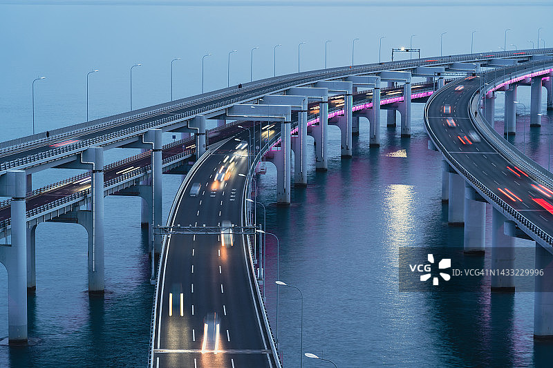 高峰时段的跨海大桥图片素材