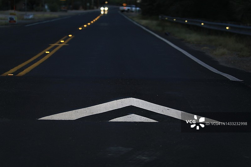 减速通过减速带图片素材