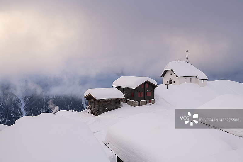 联合国教科文组织世界遗产：雪后的贝特默阿尔卑和玛丽亚教堂图片素材