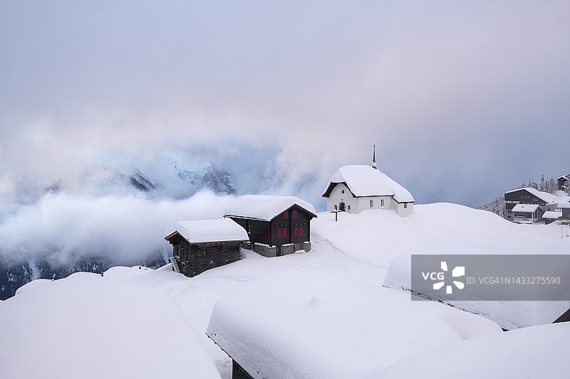 联合国教科文组织世界遗产：雪后的贝特默阿尔卑和玛丽亚教堂图片素材