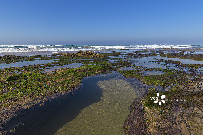 卡纳亚韦海滩潮汐池风光，冲浪胜地，西班牙坎塔布里亚图片素材