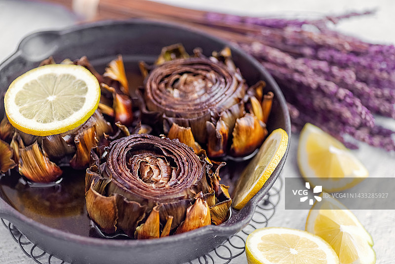 油封朝鲜蓟配柠檬图片素材