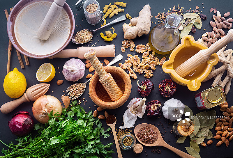 研钵和研杵与新鲜食材图片素材