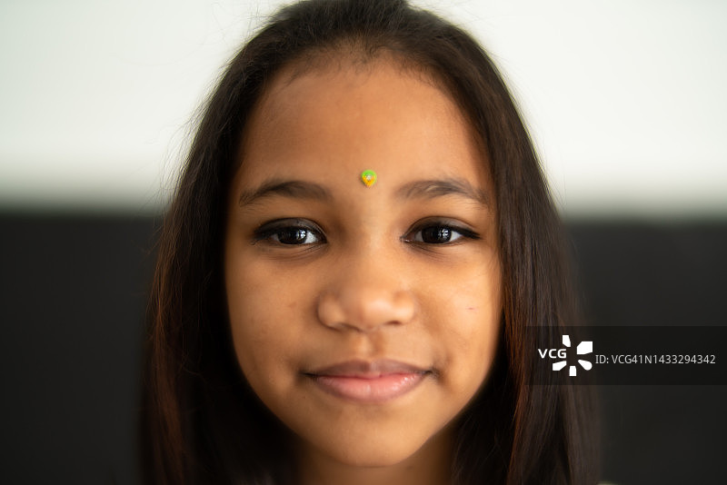 快乐小女孩对着镜头笑的肖像图片素材