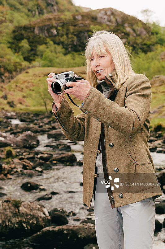 在苏格兰高地霍恩湖附近拍照小憩图片素材