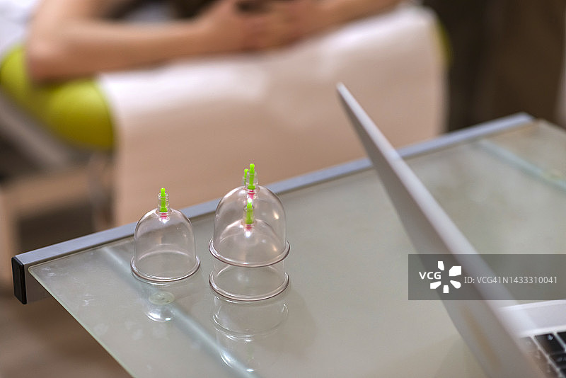 拔罐疗法中使用的杯子特写，背景为患者图片素材