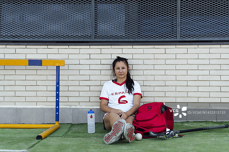 在运动场上休息的年轻运动员图片素材