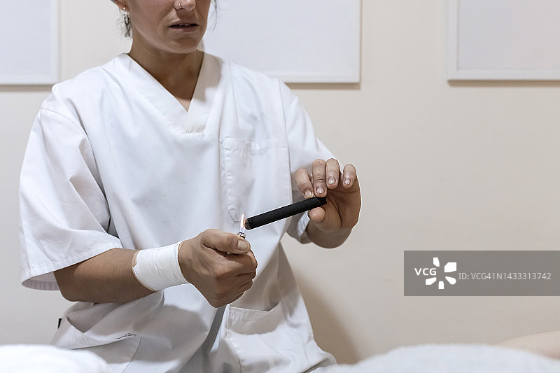 理疗师做艾灸特写图片素材