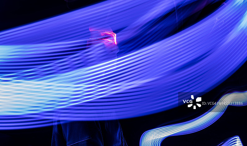 光轨中的AI机器人图片素材