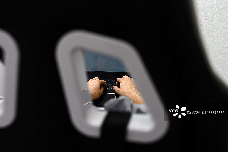 男人在笔记本电脑上打字图片素材