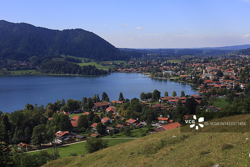 德国巴伐利亚州施利尔湖，夏季施利尔湖及周边城镇的景色图片素材