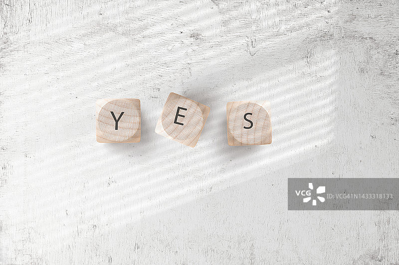 白色木块上的文字。白色表面。图片素材