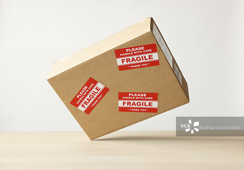 带有易碎品标签的纸板箱图片素材
