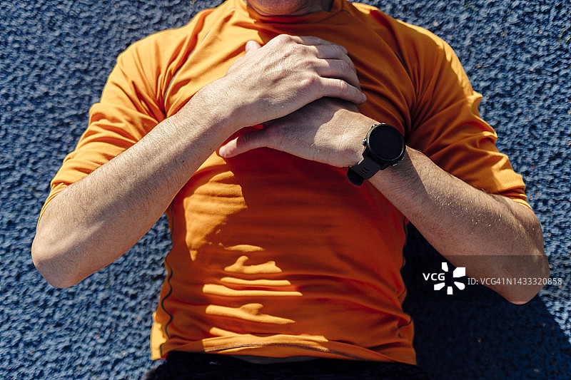 男子躺在跑道上图片素材