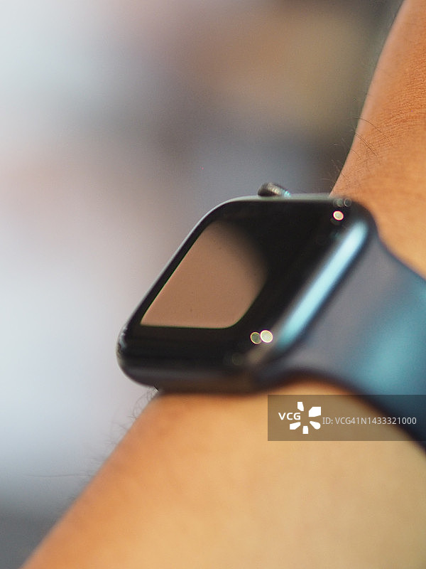 戴在男人手腕上的黑色手表，智能手表图片素材