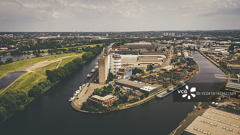 日落时分流经米尔海姆的鲁尔河图片素材