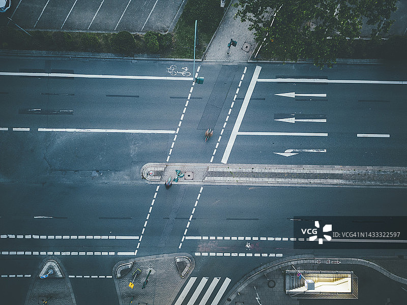 有标记的空旷城市街道图片素材