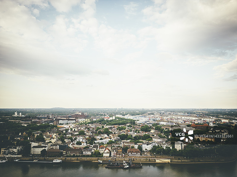阴天下德国杜伊斯堡市的河流图片素材