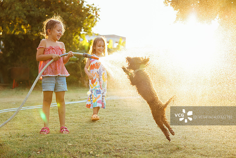 在院子里溅水花图片素材