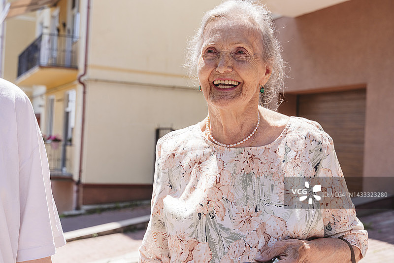 快乐的老年妇女与曾孙女交谈图片素材