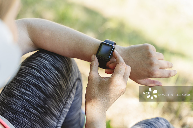 查看智能手表脉搏的女人图片素材