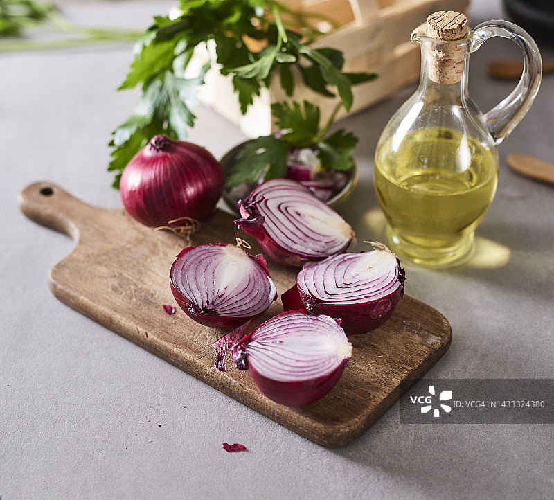 半个洋葱和一罐橄榄油图片素材