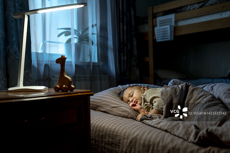 在床上睡觉的可爱男婴图片素材