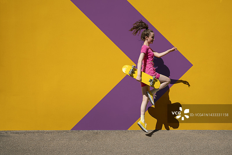 玩滑板跳跃的女子图片素材