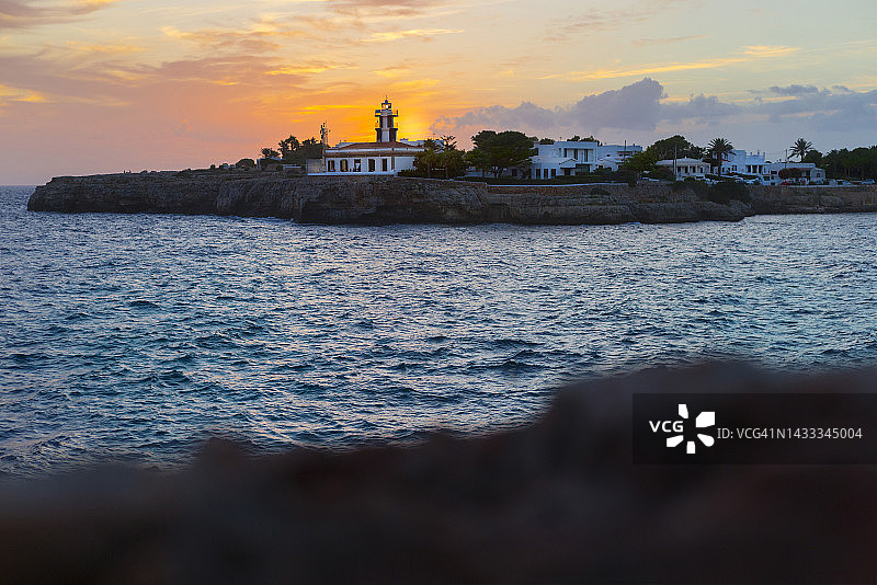 西班牙巴利阿里群岛梅诺卡岛休达德ella灯塔日落景色图片素材
