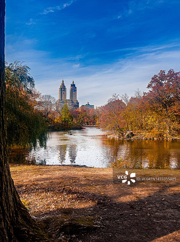 秋季中央公园湖泊与天际线图片素材