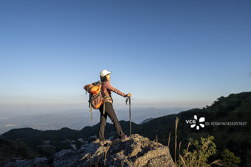 在山顶的亚洲女人图片素材