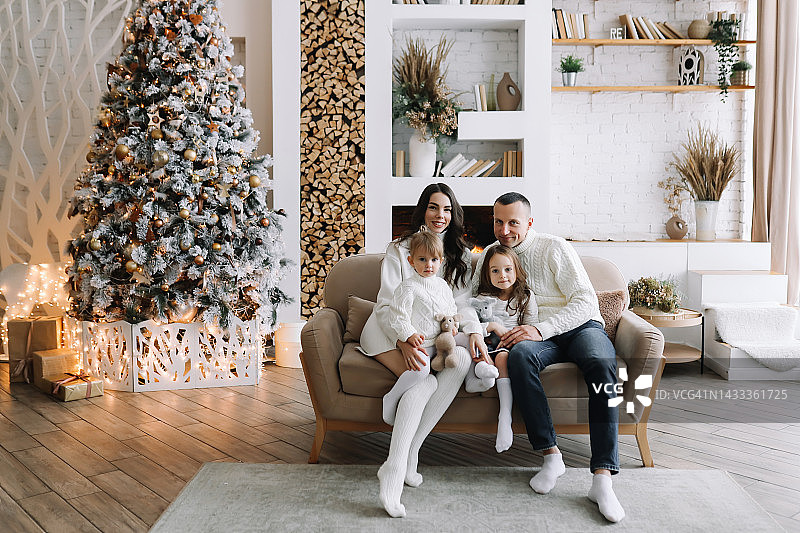 幸福家庭在斯堪的纳维亚客厅庆祝圣诞节图片素材