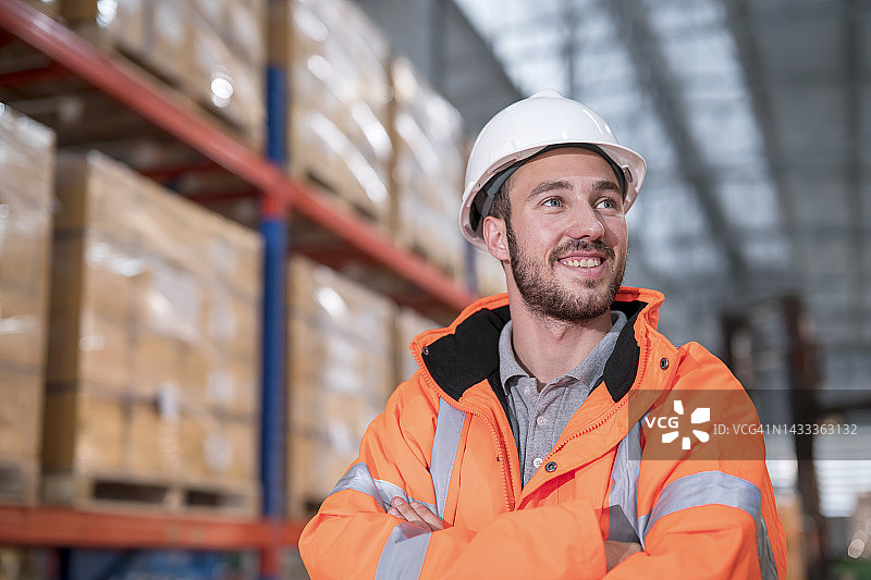 提升仓库运营，提高物流供应链中的服务质量和客户满意度：仓库经理在物流中心管理整体仓库运营，以支持物流供应链中的需求。图片素材