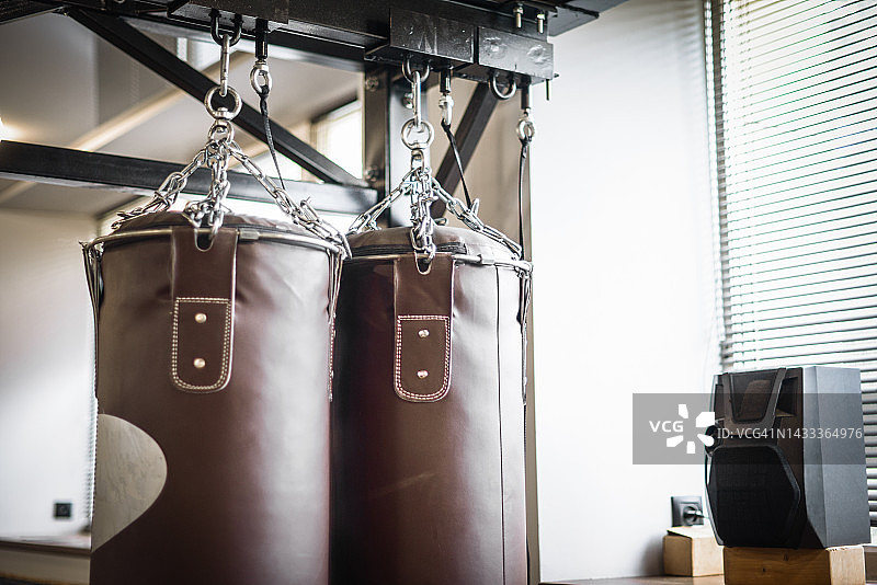 健身房里的拳击沙袋图片素材