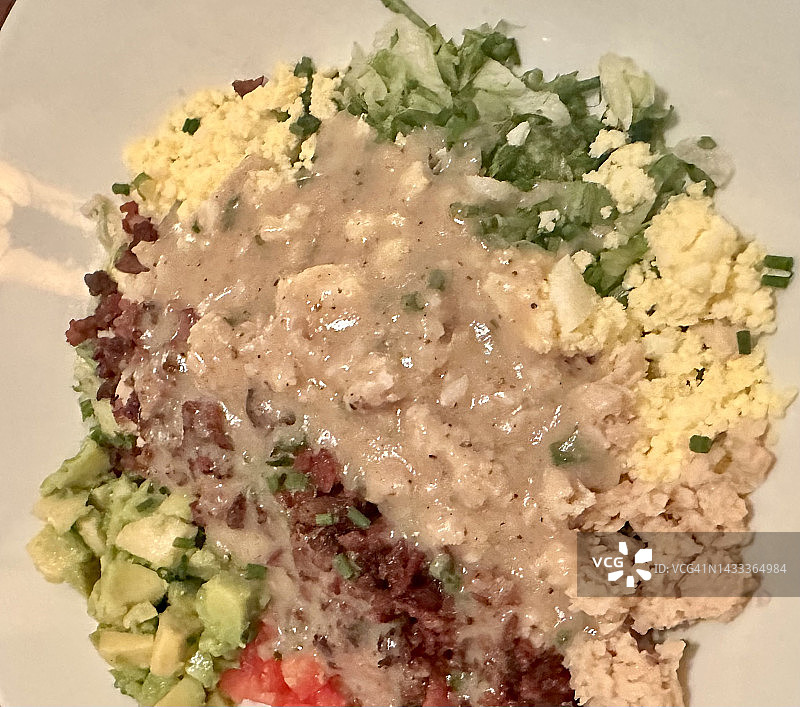 经典科布沙拉配培根和牛油果图片素材
