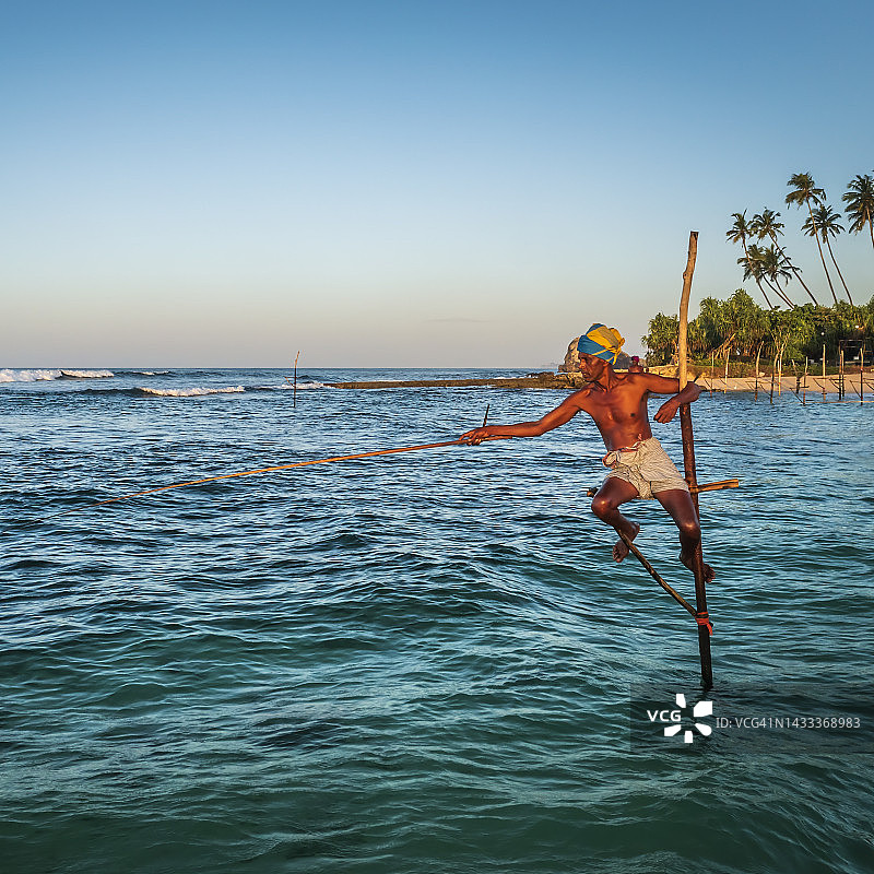 亚洲斯里兰卡的立钓渔夫图片素材