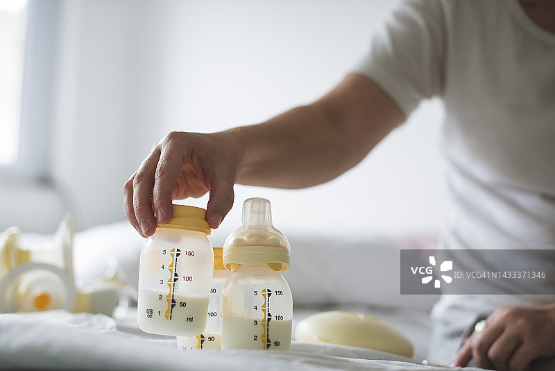 电动吸奶器图片素材